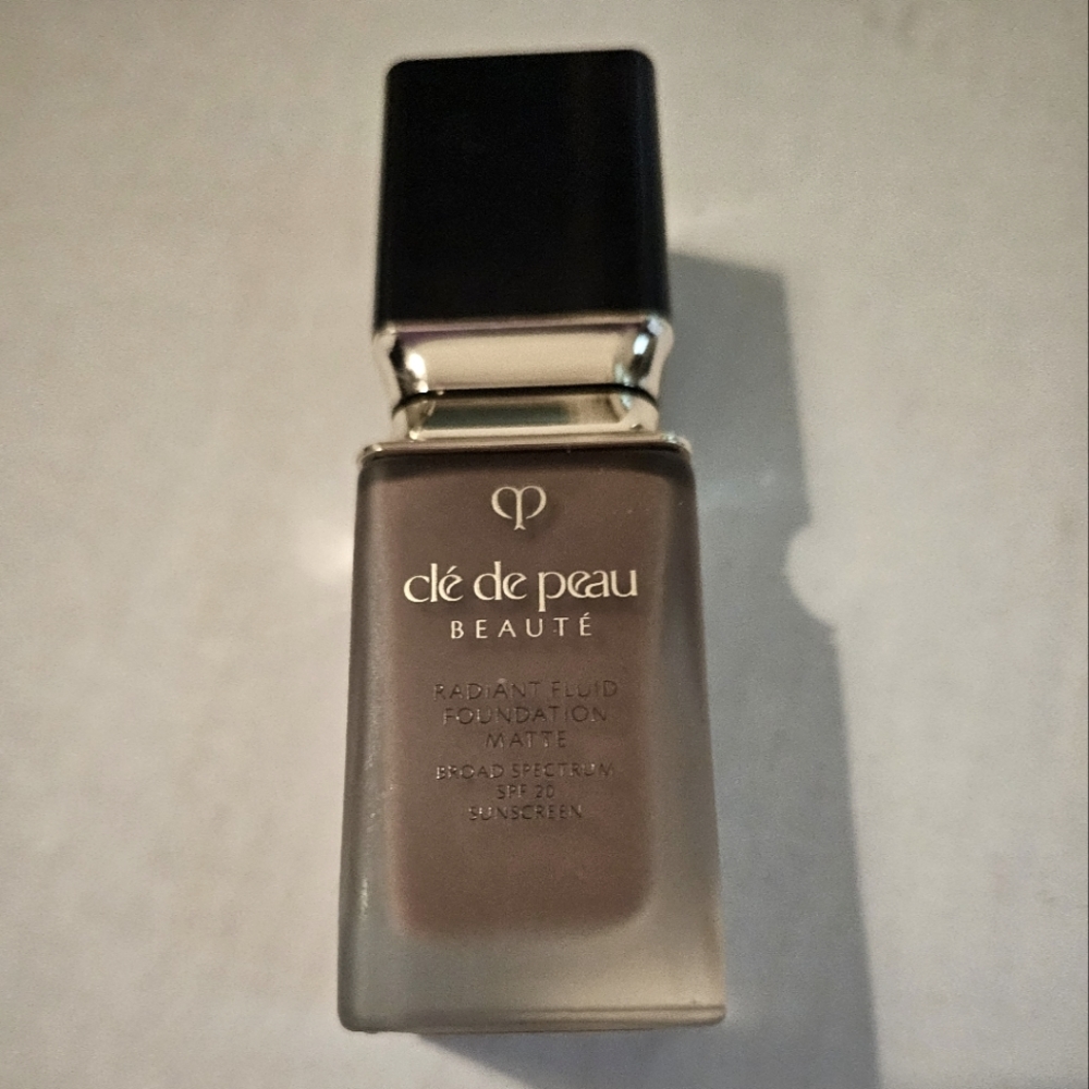 Cle de peau radiant fluid foundation. 36 ml net weight.